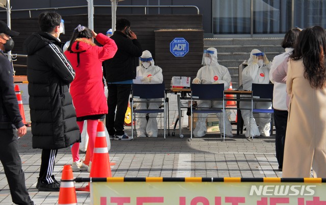 [제천=뉴시스]이병찬 기자 = 충북 제천시보건소 코로나19 선별진료소에서 26일 진단검사 대기자들이 순서를 기다리고 있다.2020.11.26. bclee@newsis.com 