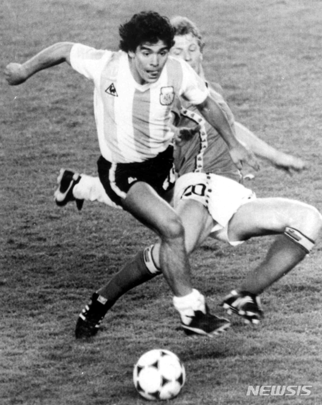  [부에노스아이레스=AP/뉴시스]아르헨티나 축구 영웅 디에고 마라도나가 25일(현지시간) 부에노스아이레스 자택에서 심장마비로 타계했다. 향년 60세. 마라도나는 이달 초 만성 경막하혈종 진단을 받아 뇌수술을 받고 퇴원한 지 2주 만에 숨졌다. 사진은 1982년 6월 마라도나가 스페인 바르셀로나에서 열린 스페인 월드컵 개막전 벨기에와의 경기에 출전한 모습. 2020.11.26.  