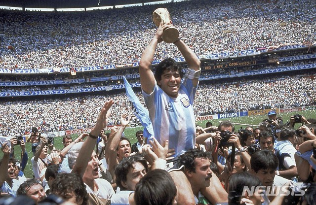  [멕시코시티=AP/뉴시스]아르헨티나의 세계적 축구선수 디에고 마라도나가 지난 1986년 6월 29일 멕시코 월드컵 결승전에서 아르헨티나의 승리 후 우승컵을 들고 환호하고 있다. 2020.11.25. 
