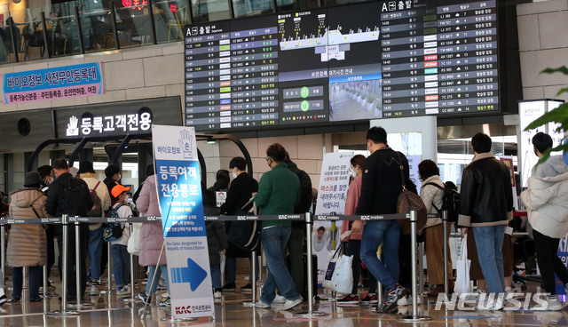 [서울=뉴시스] 박주성 기자 = 수도권을 중심으로 한 신종 코로나바이러스 감염증(코로나19) 확산세가 이어지고 있는 가운데 26일 오후 제주로 가는 탑승객들이 서울 강서구 김포국제공항 국내선 출국장으로 들어서고 있다. 25일 제주도관광협회에 따르면 11월 제주 내국인 관광객 수는 지난 22일 기준 88만8138명으로 집계됐다. 이는 지난해 같은기간 88만426명보다 0.9% 많은 수준이다. 특히 주말에는 지난 추석과 한글날 연휴보다 더 많은 관광객이 제주를 방문한 것으로 나타났다. 2020.11.26.  park7691@newsis.com