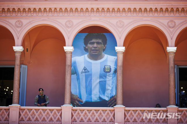 [부에노스아이레스=AP/뉴시스]26일(현지시간) 아르헨티나 부에노스아이레스의 대통령궁 발코니에 디에고 마라도나의 대형 포스터가 걸려 있다. 마라도나는 그의 부모님이 안장된 베야비스타 공원묘지에 묻힌다. 2020.11.27.
