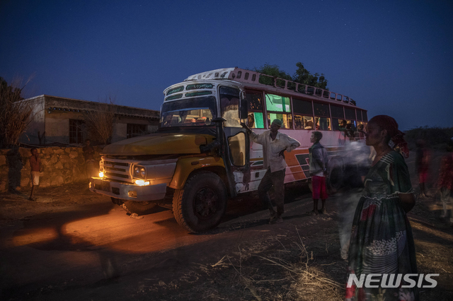 [카다리프=AP/뉴시스]26일(현지시간) 수단 동부 카다리프의 움 라쿠바 난민 수용소에 티그라이 난민들이 버스로 도착하고 있다. 아흐메드 시데 에티오피아 재무장관은 티그라이 주도인 메켈레 진격을 지시한 것과 관련해 "사법 활동 집행"이라며 "메켈레 장악, 일주일 혹은 며칠 이내에 끝날 것"이라고 밝혔다. 2020.11.27. 