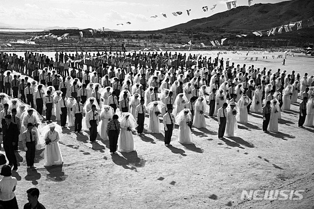 [대전=뉴시스] 대전MBC가 '서산개척단' 사건을 다룬 특별기획 '모월리의 진실' 중 한 장면. 개척단원들의 합동결혼식. 