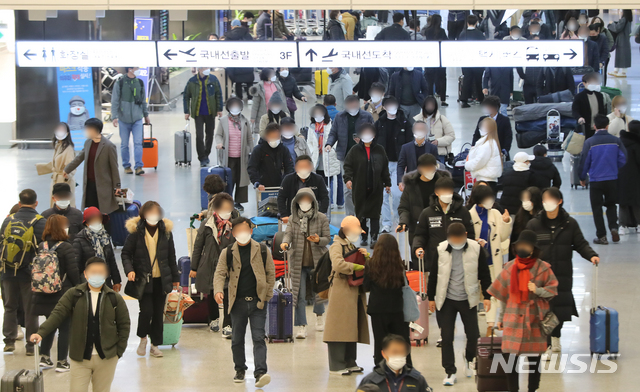 [제주=뉴시스] 코로나19 확진자가 증가하고 있는데도 제주공항은 관광객들로 북적이고 있다.