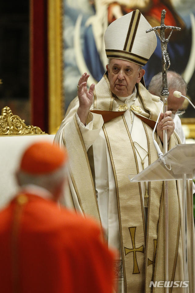 [바티칸= AP/뉴시스] 프란치스코 교황이 새로 임명한 13명의 추기경에 대한 서품식을 28일(현지시간) 바티칸의 성베드로성당 안에서 거행하고 있다.   