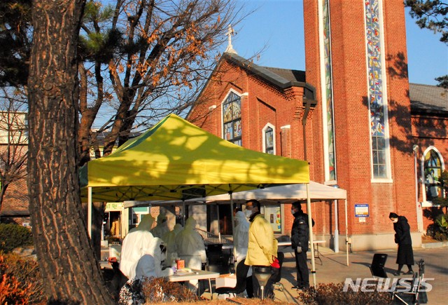 [충주=뉴시스]이병찬 기자 = 성가대 소속 신도 무더기 감염이 발생한 충북 충주 지현성당에서 보건당국이 30일 신도 전수검사를 진행하고 있다.2020.11.30.bclee@newsis.com