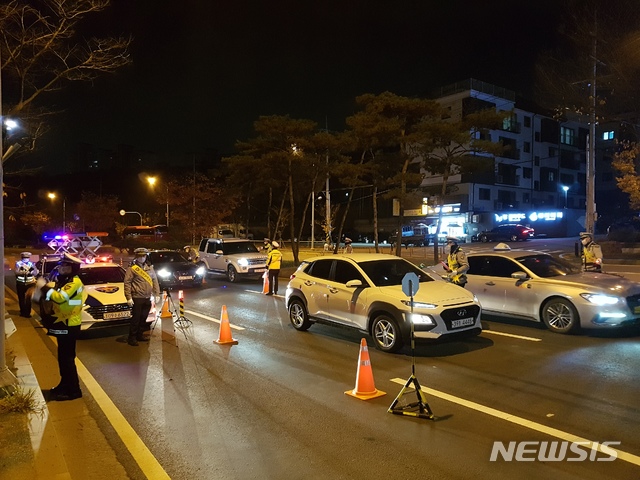 경찰이 경기 고양시 일산서구 주엽동 한 도로에서 야간 음주운전 단속을 벌이고 있다. (사진=경기북부경찰청 제공)