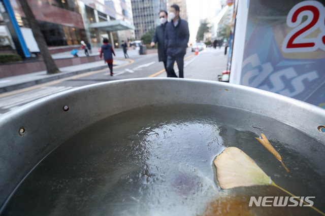 [서울=뉴시스]김병문 기자 = 전국적으로 영하권 초겨울 날씨를 보이는 30일 오후 서울 중구 한 식당 앞 양동이에 담긴 물이 얼어 있다. 2020.11.30. dadazon@newsis.com