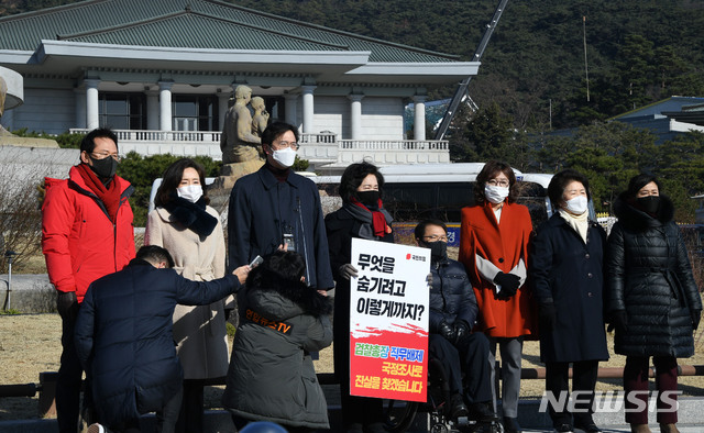 [서울=뉴시스] 국회사진기자단 = 청와대 분수대 앞에서 1인시위을 이어가고 있는 국민의힘 초선 의원들이 30일 추미애 법무부 장관과 윤석열 검찰총장의 갈등에 대한 문재인 대통령의 입장표명을 요구하는 기자회견을 하고 있다. 왼쪽부터 윤두현, 전주현,강민국, 조명희, 이종성, 양금희 ,서정숙 ,황보승희 의원.2020.11.30 photo@newsis.com