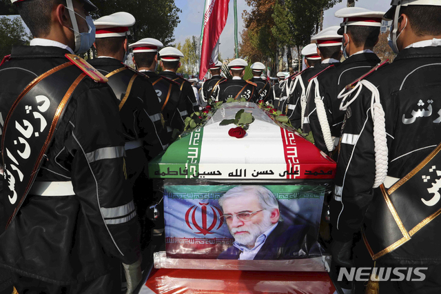 [테헤란=AP/뉴시스]이란 국방부가 공개한 사진에 30일(현지시간) 이란 테헤란에서 지난 27일 암살당한 핵 과학자 모센 파크리자데의 영결식이 열려 군인들이 국기로 덮인 파크리자데의 관 주변에 서 있다. 아미르 하타미 이란 국방장관은 파크리자데의 과업을 "더 빠르고 더 강력하게" 이어나갈 것을 다짐했다. 2020.11.30.