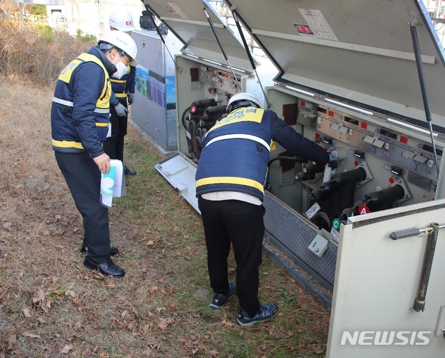 [세종=뉴시스]한국전력 직원들이 질병관리청에 전력을 공급하는 지상개폐기를 점검하고 있다. (사진=한국전력 제공)