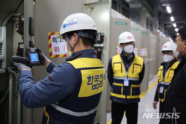[세종=뉴시스]한국전력 직원이 열화상 카메라를 이용해 질병관리청 건물 내 수전설비를 진단하고 있다. (사진=한국전력 제공)