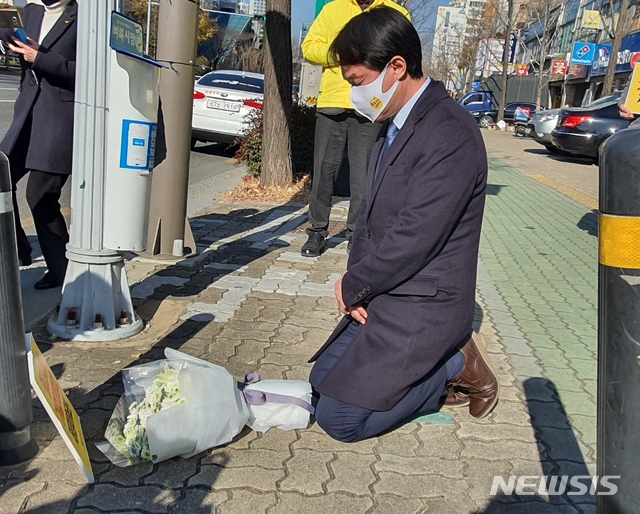 김종철 정의당 대표가 1일 오후 대구 수성구 청소노동자 사망사고 현장을 찾아 추모하고 있다