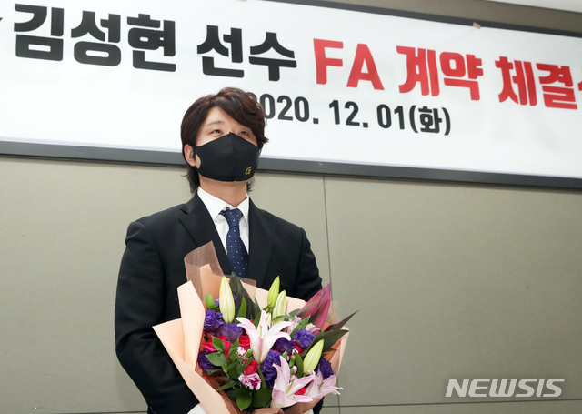 [서울=뉴시스] 김성현이 SK 와이번스와 1일 FA 계약을 맺었다. (사진=SK 제공)