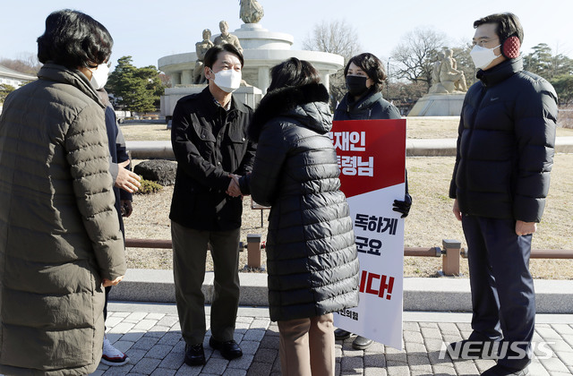 [서울=뉴시스] 최동준 기자 = 안철수 국민의당 대표가 1일 청와대 분수대 앞에서 릴레이 1인 시위를 하고 있는 국민의힘 황보승희 의원 등을 격려하고 있다. 오른쪽부터 국민의힘 강민국, 이영, 황 의원, 안 대표. 2020.12.01. photocdj@newsis.com 