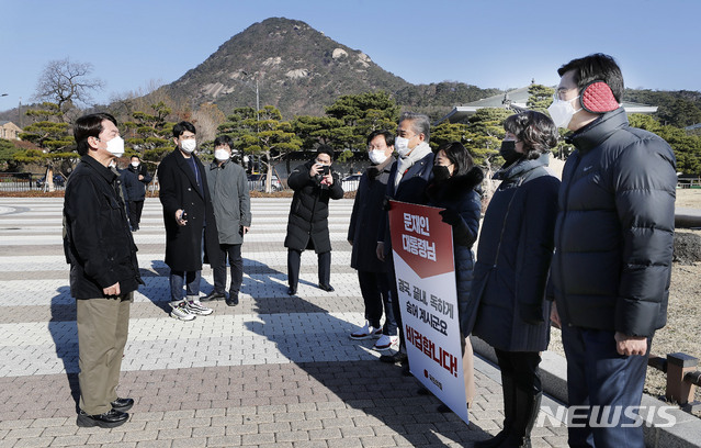 [서울=뉴시스] 최동준 기자 = 안철수 국민의당 대표가 1일 청와대 분수대 앞에서 릴레이 1인 시위를 하고 있는 국민의힘 강민국(오른쪽부터), 이영, 황보승희, 박진, 김형동 의원을 격려하고 있다. 2020.12.01. photocdj@newsis.com