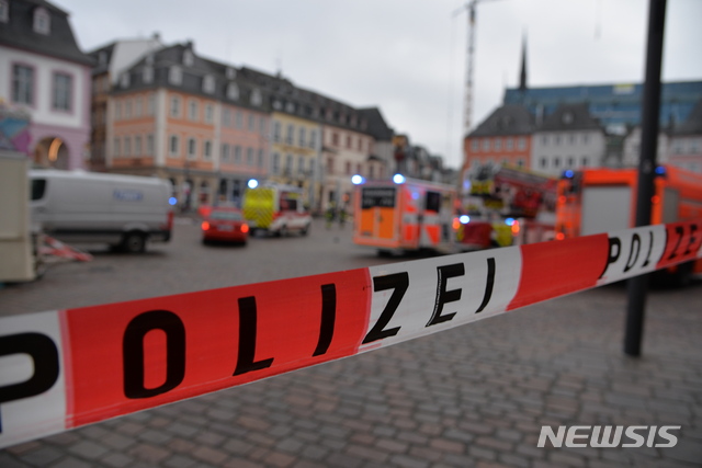 [트리어=AP/뉴시스]1일(현지시간) 독일 트리어 도심을 경찰이 통제하고 있다. 2020.12.1.