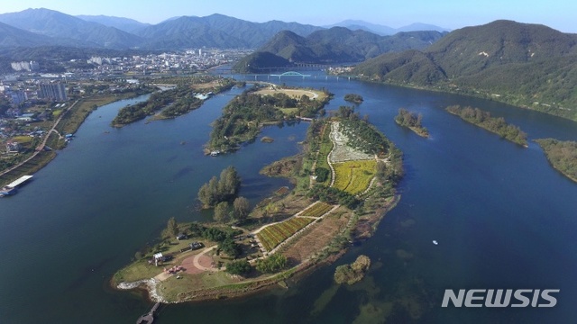 북한강 가평읍 자라섬 부근.
