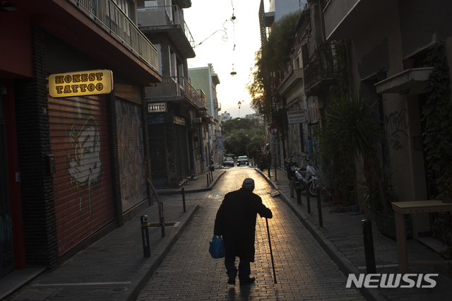[아테네=AP/뉴시스]지난 해 12월 1일 그리스 아테네에서 한 노인이 텅 빈 시내를 걷고 있다. 그리스가 코로나19 여파로 7일까지 폐쇄 중인 가운데 정부 관리들은 전국 각지의 중환자실이 만원이고 국가 보건 서비스에 부하가 걸리는 상태에서 학교와 기업이 언제 다시 문을 열 수 있을지 단정 짓긴 이르다고 밝혔다. 2020.12.02.