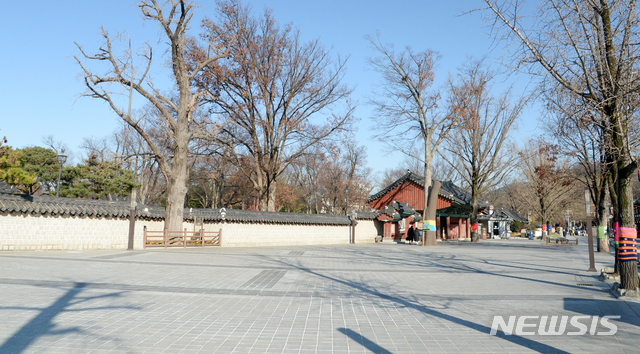 [전주=뉴시스] 김얼 기자 = 신종 코로나바이러스 감염증(코로나19)의 여파가 이어지고 있는 지난 2일 전북 전주시의 대표 관광지인 전주한옥마을 일대가 찾는 관광객 없이 텅 비어 있다. 2020.12.02. pmkeul@newsis.com