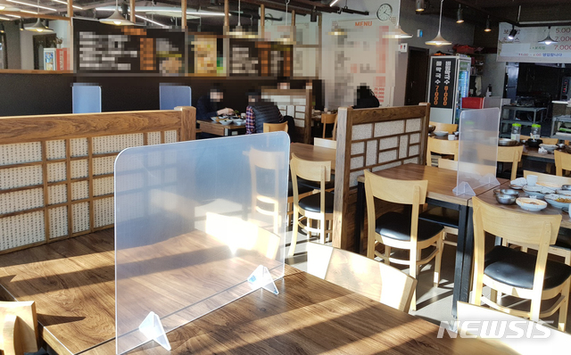 [대전=뉴시스] 비말차단 가림막이 설치된 식당(사진= 대전시 제공) 
