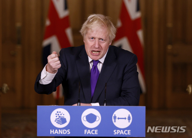 [런던=AP/뉴시스]보리스 존슨 영국 총리가 2일(현지시간) 런던의 다우닝가에서 코로나19 관련 기자회견을 하고 있다. 2020.12.03.