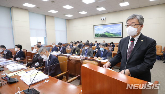 [서울=뉴시스] 전진환 기자 = 이재갑 고용노동부장관이 3일 오전 서울 여의도 국회에서 열린 환경노동위원회 전체회의에서 법률안 의결에 대한 정부 측 인사말을 하고 있다. 2020.12.03. amin2@newsis.com