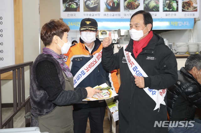 [천안=뉴시스]이종익 기자 = 박상돈 천안시장이 3일 두정동 일원에서 수능 이후 코로나19 확산 방지 및 사회적 거리두기 2단계 격상에 따른 코로나19 방역수칙 홍보물을 상인들에게 배부하고 있다. 2020.12.04. (사진=천안시 제공) photo@newsis.com 