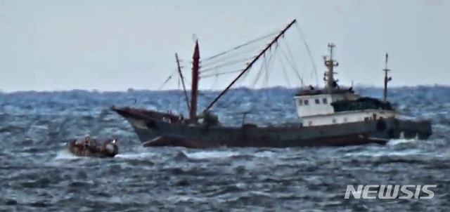 [신안=뉴시스] 무허가 불법조업 중국 어선에 접근 중인 해경. (사진 = 목포해경 제공) 