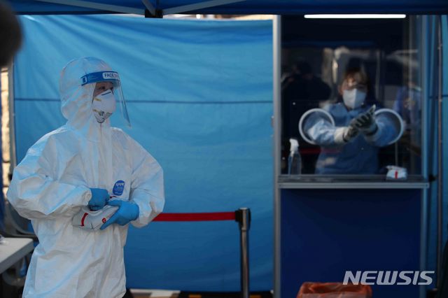 [서울=뉴시스]김선웅 기자 = 수능 다음날인 4일 서울 종로구 서울시교육청에 설치된 코로나19 선별진료소에서 의료진이 분주히 움직이고 있다. 시 교육청은 참여 교직원 및 관계요원 희망자 전원에게 코로나19 무료 진단검사를 제공한다고 밝혔다. 서울에 거주하는 수능 수험생과 학부모도 희망할 경우 서울시 선제검사를 통해 무료 진단검사를 받을 수 있다. 수능 감독관 선별진료소는 4곳에 설치된다. 종로구 시교육청 본청, 도봉구 북부교육지원청, 송파구 시교육청 학생체육관, 강서구 구 염강초등학교 부지에 마련된다. 한편 오늘 코로나바이러스 신규 확진자 수는 629명이다. 2020.12.04. mangusta@newsis.com