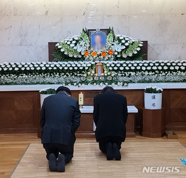 [서울=뉴시스]이낙연 더불어민주당 대표가 4일 '옵티머스 의혹'으로 검찰수사를 받던 이낙연 더불어민주당 대표실 소속 부실장 이 모씨의 빈소가 마련된 서울 서초구 가톨릭대학교 서울성모병원 장례식장을 찾아 조문하고 있다. 2020.12.04. (사진=이낙연 대표 측 제공) photo@newsis.com 