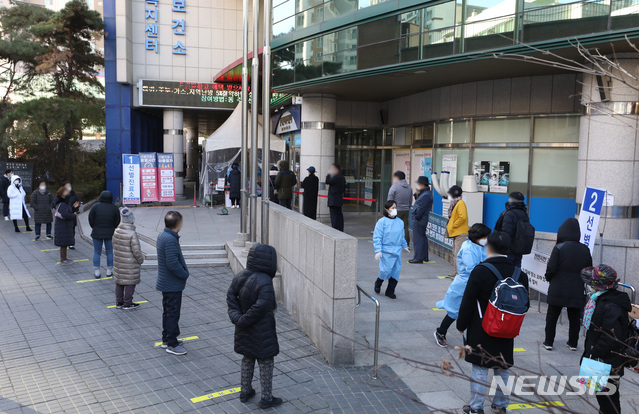 [서울=뉴시스] 조수정 기자 = 신종 코로나 바이러스 감염증(코로나19) 전국 신규확진자가 0시 기준 629명으로 집계된 4일 서울 동작구 보건소 선별진료소에서 시민들이 검사를 받기 위해 기다리고 있다. 2020.12.04. chocrystal@newsis.com