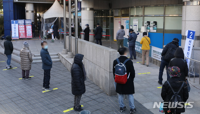 [서울=뉴시스] 조수정 기자 = 신종 코로나 바이러스 감염증(코로나19) 전국 신규확진자가 0시 기준 629명으로 집계된 4일 서울 동작구 보건소 선별진료소에서 시민들이 검사를 받기 위해 기다리고 있다. 2020.12.04.  chocrystal@newsis.com