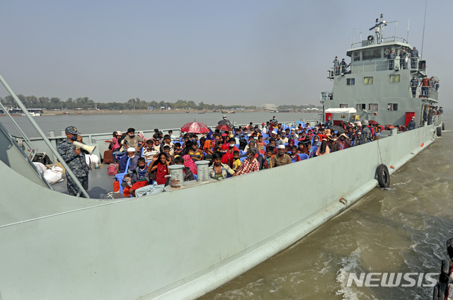 [벵골만=AP/뉴시스] 방글라데시에서 생활하던 미얀마 로힝야족 난민들이 4일(현지시간) 벵골만에 정박한 해군 선박에 탑승한 모습. 방글라데시 정부 관계자는 이날 1600여 명의 로힝야족 난민을 해군 선박 7척으로 나눠 바샨차르 섬으로 이송했다고 밝혔다. 2020.12.5.