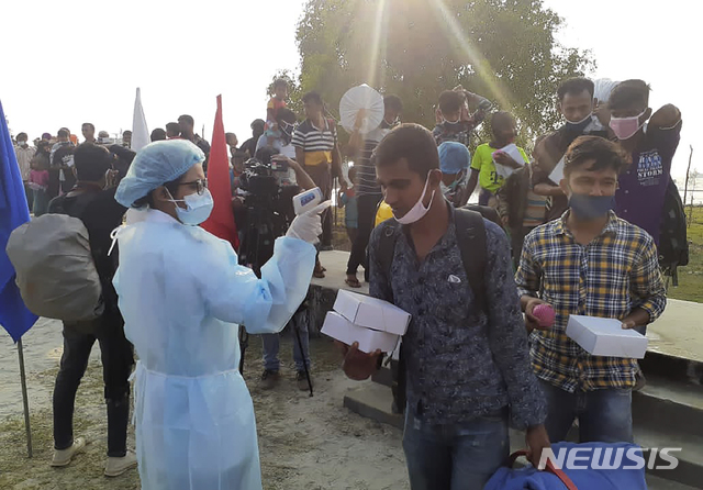 [바샨차르=AP/뉴시스] 4일(현지시간) 방글라데시 의료진이 바샨차르 섬에 도착한 미얀마 로힝야족 난민들의 체온을 확인하는 모습. 2020.12.5.