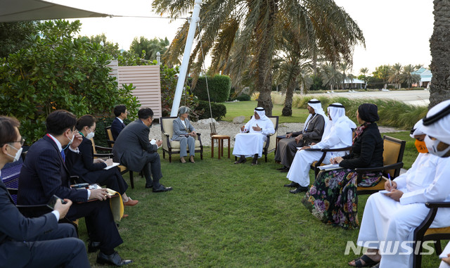  [서울=뉴시스] 강경화 외교장관은 제16차 마나마회의 참석을 위해 12월4일 바레인을 방문해 마나마 대화 개회 전 압둘라티프 빈 라시드 알 자야니(Abdullatif bin Rashid Al Zayani) 바레인 외교장관과 양자 회담을 가졌다. (사진/ 외교부 제공) photo@newsis.com