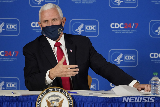 [애틀랜타=AP/뉴시스] 4일(현지시간) 마이크 펜스 미국 부통령이 조지아주 애틀랜타의 질병통제예방센터(CDC)에서 열린 신종 코로나바이러스 감염증(코로나19) 브리핑에서 발언 중인 모습. 2020.12.09. 
