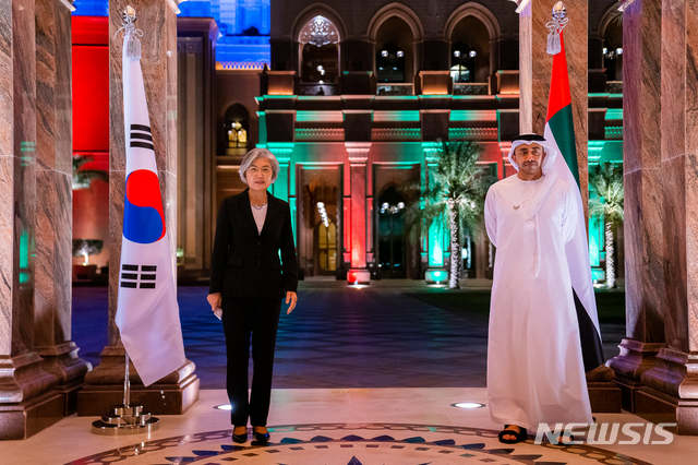 [서울=뉴시스] 강경화 장관이 5일(현지시간) 압둘라 빈 자이드 알 나흐얀 아랍에미리트(UAE) 외교국제협력부 장관과 회담을 갖고 있다. 2020.12.06. (사진=외교부 제공) photo@newsis.com