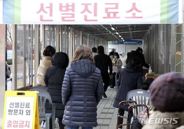 [서울=뉴시스]최진석 기자 = 신종 코로나바이러스 감염증(코로나19) 신규 확진 환자가 631명으로 집계된 6일 서울 동대문구 보건소에 차려진 코로나19 선별진료소에서 시민들이 검사를 받기 위해 대기하고 있다. 2020.12.06. myjs@newsis.com