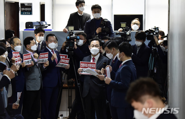 [서울=뉴시스] 전진환 기자 = 주호영 원내대표를 포함한 국민의힘 소속 의원들이 7일 서울 여의도 국회 본관 406호에서 공수처법 설치·국정농단 의혹 규명 특별검사 임명·상법 일부개정법률안 등을 다룬 국회 법제사법위원회 법안심사제1소위원회 비공개 회의를 반대하며 피켓시위를 하고 있다. (공동취재사진) 2020.12.07. photo@newsis.com