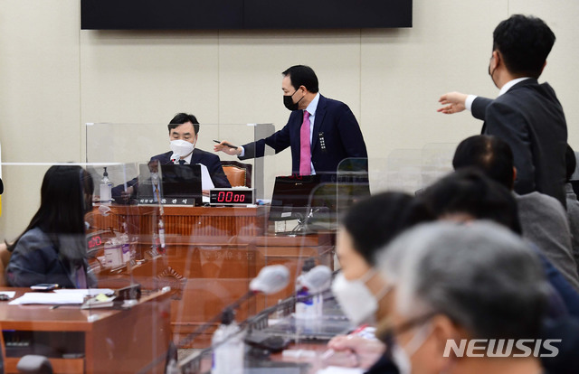 [서울=뉴시스] 김진아 기자 = 7일 서울 여의도 국회에서 열린 정무위원회 전체회의에서 '사회적 참사 진상규명 및 안전사회 건설 등을 위한 특별법'(사참위법) 개정안과 금융그룹감독법 제정안·공정거래법 개정안 등이 상정되자 국민의힘 간사인 성완종 의원 등 야당 의원들이 항의하고 있다. (공동취재사진) 2020.12.07. photo@newsis.com