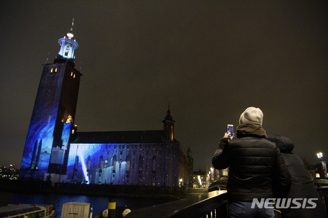 [스톡홀름=AP/뉴시스]2020년 12월5일(현지시간) 스웨덴 스톡홀름 시청에 노벨상 시상주간을 기념하는 불빛이 켜져 있다. 2021.09.24.