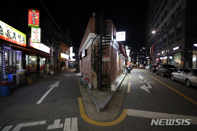 [서울=뉴시스] 이윤청 기자 = 수도권 사회적 거리두기 2.5단계 시행을 하루 앞둔 지난 7일 서울 마포구 공덕소담길 일대가 한산하다. 2020.12.07. radiohead@newsis.co