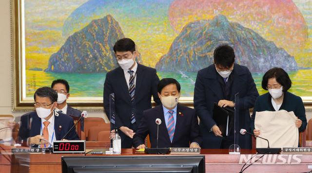 [서울=뉴시스] 김진아 기자 = 조성욱(오른쪽부터) 공정거래위원장, 구윤철 국무조정실장, 은성수 금융위원장이 7일 밤 서울 여의도 국회에서 열린 정무위원회 전체회의에 출석하고 있다. (공동취재사진) 2020.12.07. photo@newsis.com