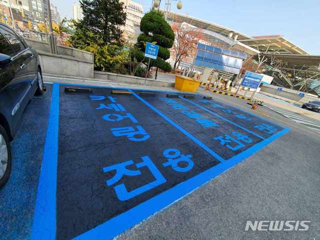 [대전=뉴시스] 서울역에 마련된 카셰어링 전용 주차구역. (사진=뉴시스DB)