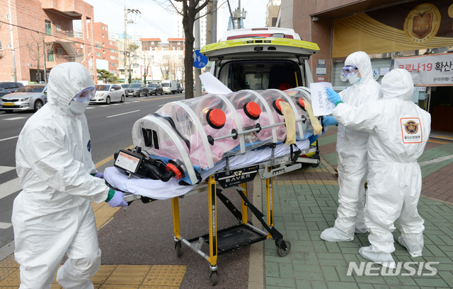 [울산=뉴시스] 배병수 기자 = 신종 코로나바이러스 감염증(코로나19) 확진자가 무더기로 발생한 울산시 남구 모 요양병원 앞에서 8일 오전 소방대원들이 확진자를 구급차로 옮기고 있다. 2020.12.08. photo@newsis.com