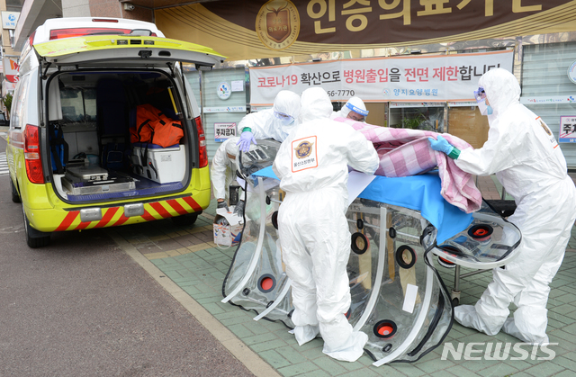 [울산=뉴시스] 배병수 기자 = 신종 코로나바이러스 감염증(코로나19) 확진자가 무더기로 발생한 울산시 남구 모 요양병원 앞에서 8일 오전 소방대원들이 확진자를 구급차로 옮기고 있다. 2020.12.08. photo@newsis.com