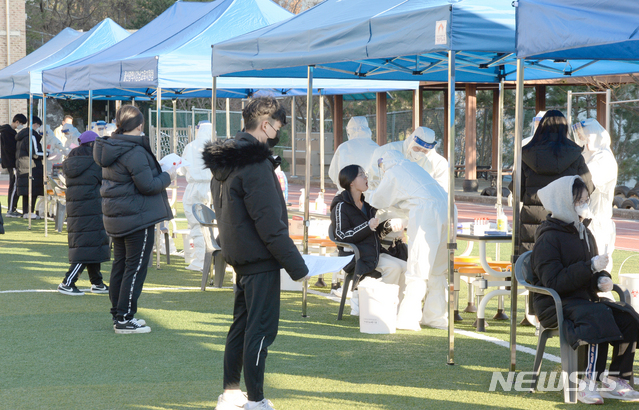 [울산=뉴시스] 배병수 기자 = 울산 남구 중학교 학생이 신종 코로나 바이러스 감염증(코로나19) 확진판정을 받은 8일 오후 해당 중학교 선별진료소에서 학생들이 코로나19 검사를 받고 있다. 2020.12.08.  bbs@newsis.com