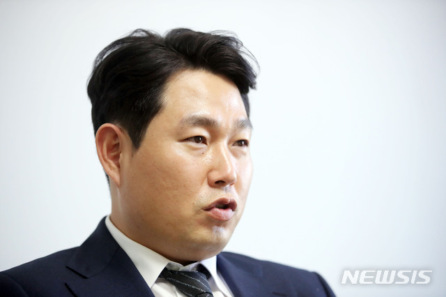 [서울=뉴시스] 박미소 기자 = 양의지 한국프로야구선수협회장이 지난 8일 오후 서울 중구 뉴시스 본사에서 인터뷰를 하고 있다. 인터뷰는 마스크를 한 상태로 진행했으며, 사진 취재를 위해 동의를 얻은 후 잠시 마스크를 벗은 상태로 촬영했다. 2020.12.09. misocamera@newsis.com