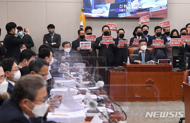 [서울=뉴시스] 전진환 기자 = 윤호중 국회 법제사법위원장이 8일 서울 여의도 국회에서 열린 법제사법위원회 전체회의에서 상법 일부개정법률안을 통과시키려하자 국민의힘 주호영 원내대표를 비롯한 의원들이 "독재로 흥한 자 독재로 망한다" 구호를 외치며 항의하고 있다. (공동취재사진) 2020.12.08. photo@newsis.com